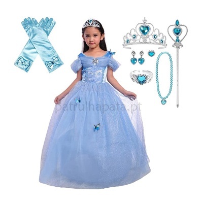 Vestido de princesa azul claro com acessórios de coroas, bastão, anel, brincos, colar e luvas
