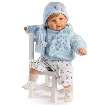 Boneca bebé com roupa azul e branco sentada numa cadeira branca