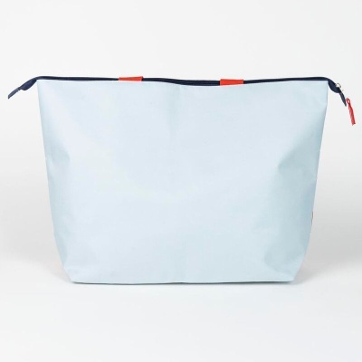 Bolsa azul claro com fecho vermelho e azul escuro em fundo branco