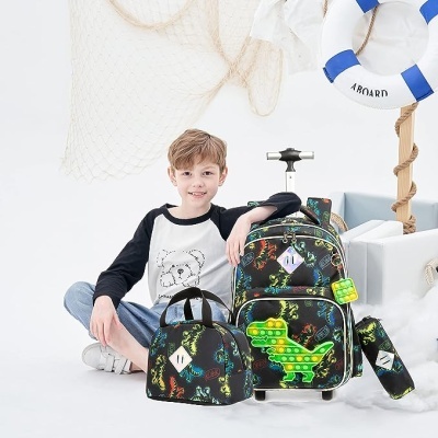 Conjunto de mochila, lancheira e estojo com dinossauros coloridos e detalhes luminosos, criança e temática náutica