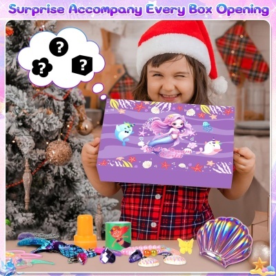 Criança com caixa de sereia e brinquedos de Natal