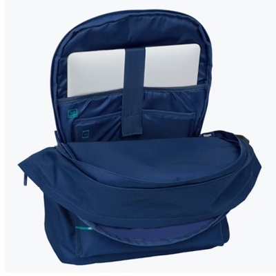 Mochila azul escura aberta com computador portátil cinza dentro
