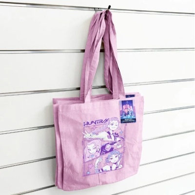 Mala tote cor-de-rosa com ilustração anime e etiqueta KPOP