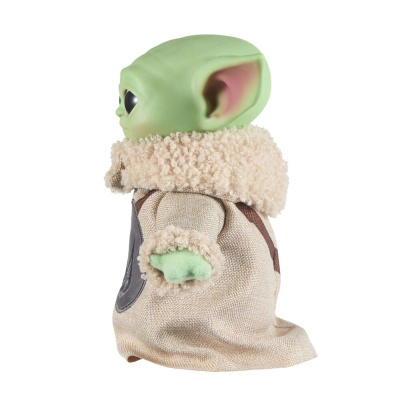 Boneco com pele verde e casaco bege com detalhes de pelúcia