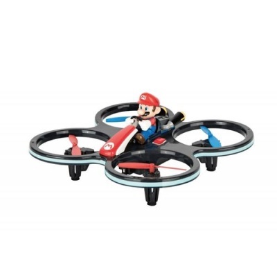 Drone quadcóptero preto com figura de Mario a conduzir kart vermelho