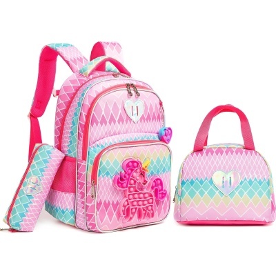 Conjunto infantil rosa com mochila, bolsa e estojo coloridos com padrão de losangos e pônei em relevo