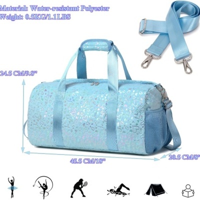 Mala desportiva azul clara com padrão floral e alça destacável