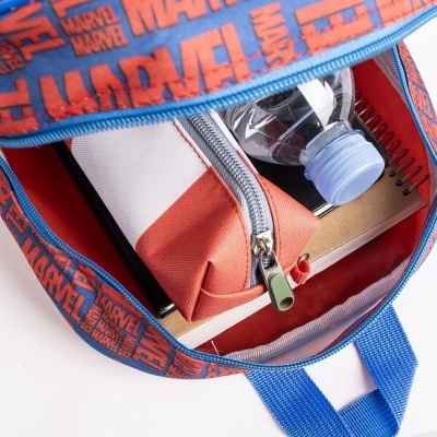 Mochila aberta mostrando itens interiores e logotipo MARVEL azul e vermelho.
