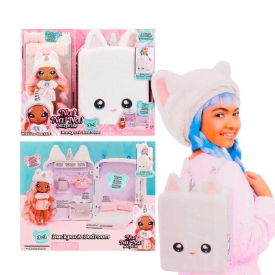Brinquedo mochila de peluche branca com rosto sorridente, boneca de pijama unicornio e embalagem colorida