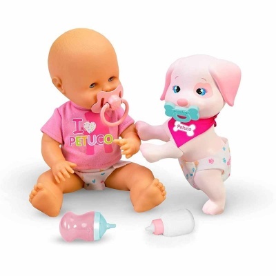 Boneca bebé com t-shirt rosa e cão de brinquedo branco e rosa com chupetas e mamadeiras num fundo branco
