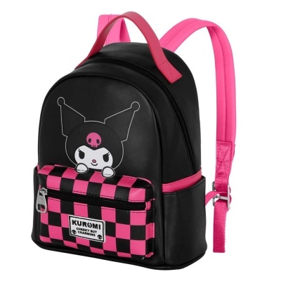Mochila pequena preta e rosa com personagem Kuromi e bolso xadrez frontal