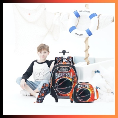 Mochila, lancheira e estojo de basquetebol com menino sentado e decoração náutica