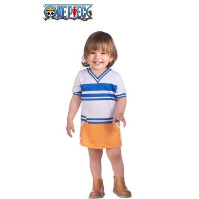 Roupa de criança inspirada no personagem One Piece com t-shirt branca e azul, saia laranja e botas castanhas