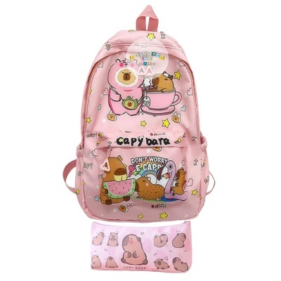 Mochila rosa com desenhos de capivaras e estojo com padrão similar