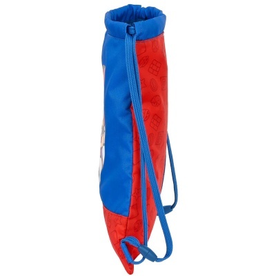 Mochila infantil vermelha e azul vista de lado com alças e cordão azul.