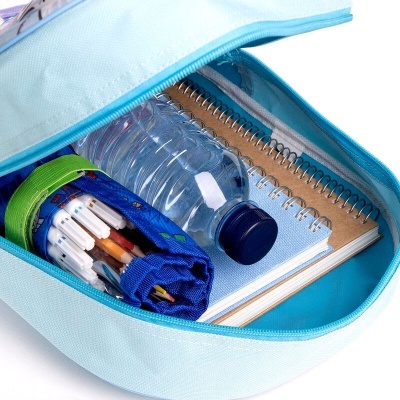 Mochila azul claro aberta com garrafa de água, cadernos e estojo com canetas coloridas