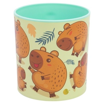Copo de plástico verde água com desenhos de capivaras.