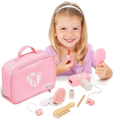 Mala de maquilhagem infantil cor de rosa com acessórios e menina a brincar
