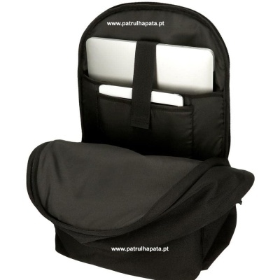 mochila preta com compartimentos para laptop e tablet, texto www.patrulhapata.pt