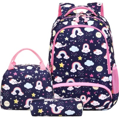 Mochila, lancheira e estojo azul escuro com padrão de nuvens, arco-íris, estrelas e luas, detalhes cor-de-rosa