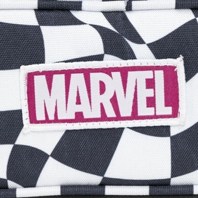 Etiqueta costurada com a palavra MARVEL em tecido quadriculado preto e branco