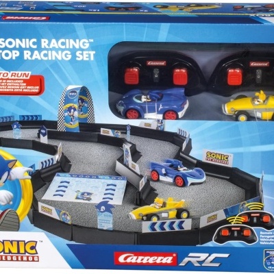 Conjunto de corrida Team Sonic Racing com carros e comandos na embalagem