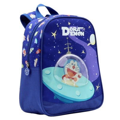 Mochila azul com estampa do personagem Doraemon em nave espacial e texto DORAEMON