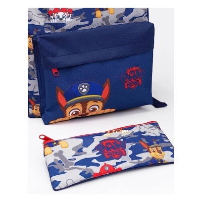 Mochila e estojo com padrão camuflado e personagens da Patrulha Pata em azul e cinza.