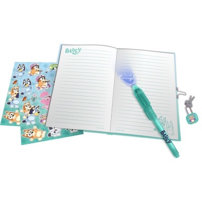 Caderno azul com caneta e folhas decorativas temáticas