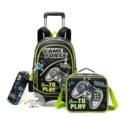 Conjunto escolar com mochila, lancheira e estojo preto com detalhes em verde e gráficos de comandos de videojogos.
