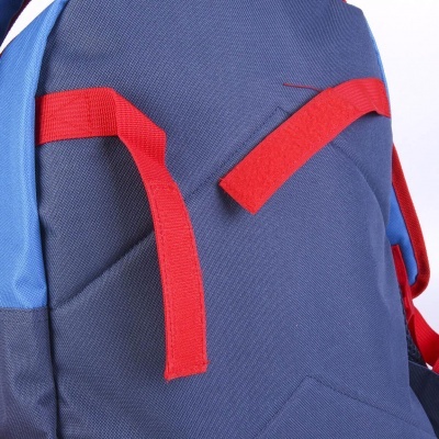 Mochila azul escuro com detalhes vermelhos e azul claro