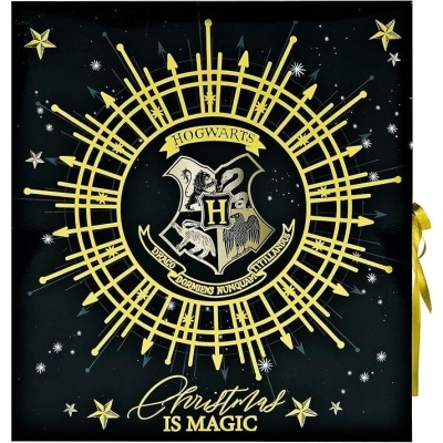 Capa preta decorada com brasão dourado de Hogwarts e estrelas, texto Christmas is Magic.