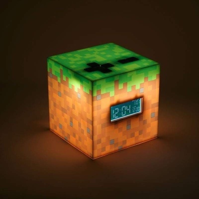 Relógio digital em forma de cubo com padrão pixelado verde e castanho inspirado no Minecraft