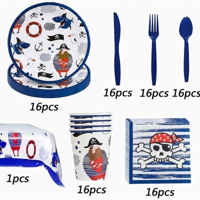 Utensílios de festa temáticos de pirata com diversos itens em azul, branco e vermelho, incluindo pratos, talheres, copos, guardanapos e toalha de mesa.