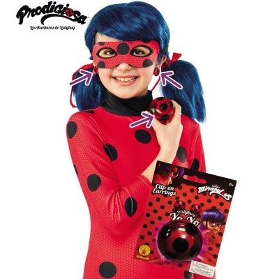 Menina com fantasia de joaninha e brincos clip-on em fundo branco