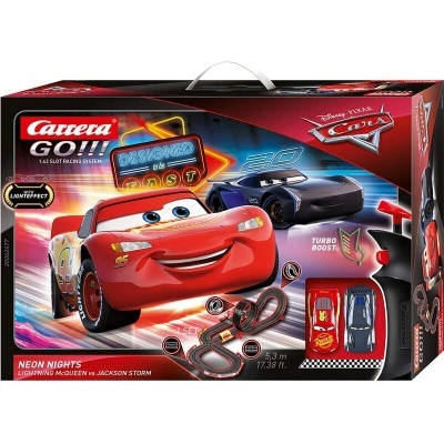 Caixa do conjunto de corrida slot Carrera GO!!! com personagens Lightning McQueen e Jackson Storm, pista e acessórios visíveis.