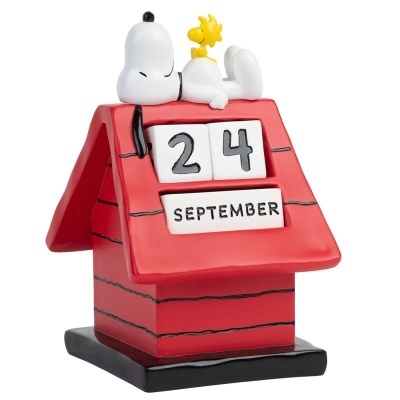 Calendário de mesa Snoopy e Woodstock sobre casinha vermelha com data 24 Setembro
