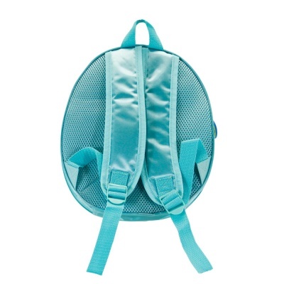 Mochila azul clara redonda vista pelas alças ajustáveis