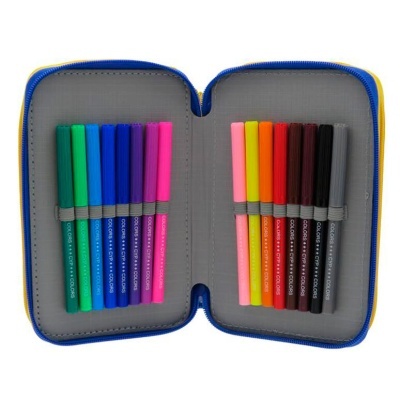Estojo aberto com 12 canetas coloridas organizadas em faixa cinzenta com aba azul e amarela