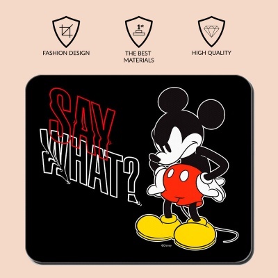 Tapete preto com personagem Mickey Mouse e texto SAY WHAT?