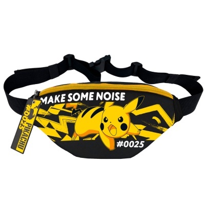 Pochete preta com estampa do Pikachu e texto em amarelo e branco