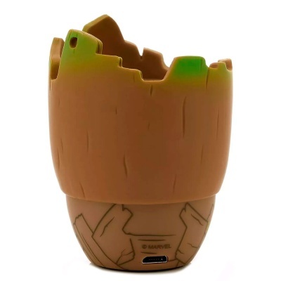 Altifalante tronco de árvore castanho com detalhes verdes