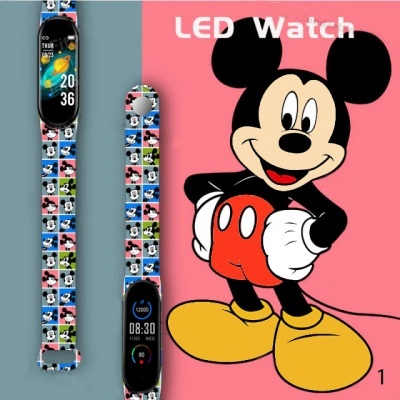 Relógio LED com bracelete estampada do Mickey Mouse e imagem do personagem no fundo