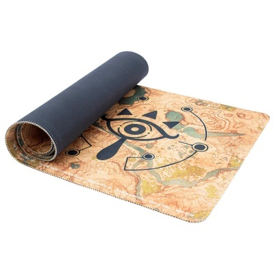 Tapete de rato com desenho castanho e padrão preto e azul