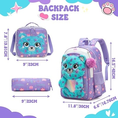 Conjunto de mochila e estojo roxos com peluche de animal azul e lilás e padrão floral