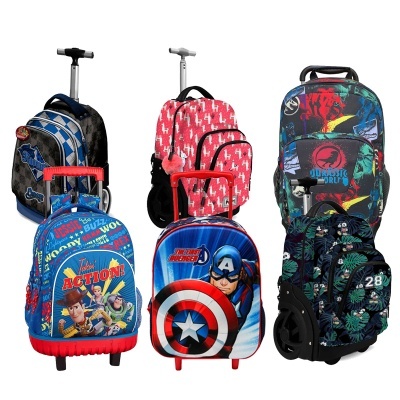 Cinco mochilas infantis com rodinhas e diferentes padrões coloridos.