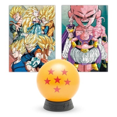 Bola Dragon Ball laranja com sete estrelas vermelhas e dois painéis de puzzle Dragon Ball coloridos