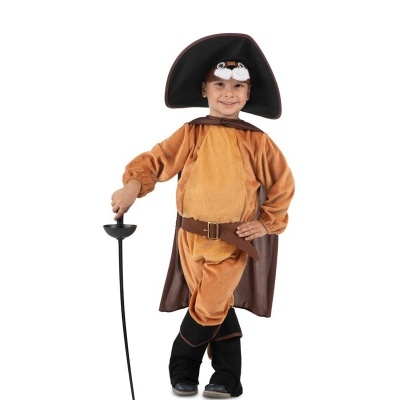 Criança fantasiada de pirata com espada e capa
