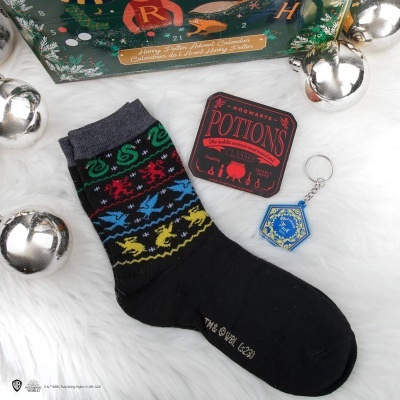 Meia preta colorida com padrão mágico, chaveiro azul e etiqueta preta de poções