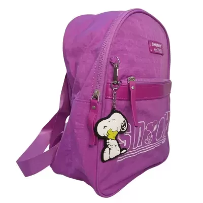 mochila rosa com personagem Snoopy pendurado e texto 'SNOOPY'